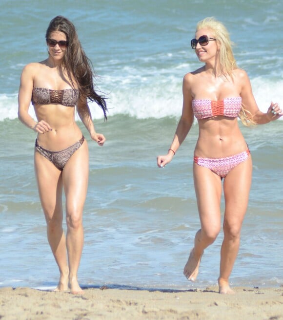Exclusif - Ana Braga et Anaïs Zanotti profitent de la plage à Miami. Le 6 décembre 2014.