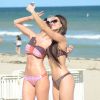 Exclusif - Selfie à la plage pour les mannequins Ana Braga et Anaïs Zanotti, craquantes en bikini à Miami. Le 6 décembre 2014.
