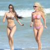 Exclusif - Les divines Ana Braga et Anaïs Zanotti profitent de la plage à Miami. Le 6 décembre 2014.