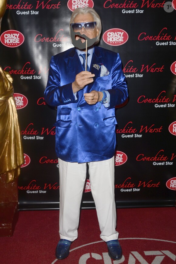Michou à la première du show de Conchita Wurst au Crazy Horse à Paris, le 9 novembre 2014.