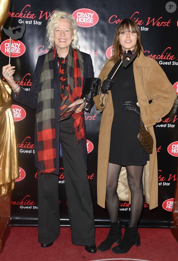Ellen von Unwerth et une amie à la première du show de Conchita Wurst au Crazy Horse à Paris, le 9 novembre 2014.