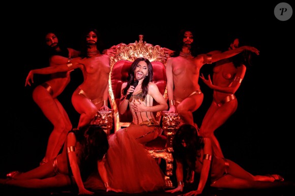 Conchita Wurst sur scène lors la première de son show au Crazy Horse à Paris, le 9 novembre 2014.