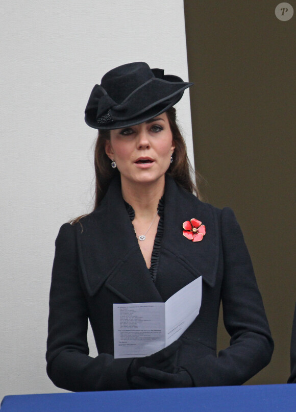Kate Middleton chante l'hymne national lors de la célébration du remembrance sunday le 09 novembre 2014 au Cénotaphe de Whitehall, à Londres.