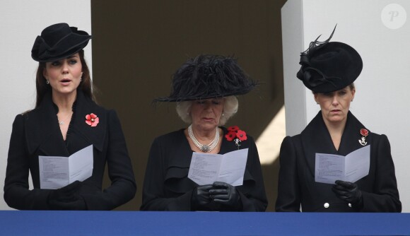 Kate Middleton, enceinte, Camilla Parker Bowles et Sophie de Wessex lors de l'hymne national pendant la célébration du remembrance sunday le  novembre 2014 au Cénotaphe de Whitehall, à Londres.