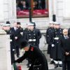 La reine Elizabeth II dépose une gerbe sur le mémorial lors de la célébration du remembrance sunday le novembre 2014 au Cénotaphe de Whitehall, à Londres.