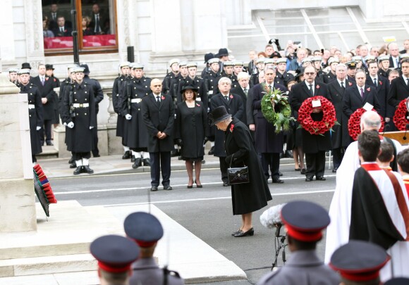 La reine Elizabeth II devant le mémorial lors de la célébration du remembrance sunday le novembre 2014 au Cénotaphe de Whitehall, à Londres.