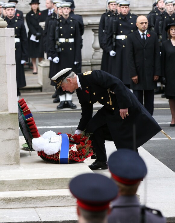 Le prince Charles dépose une gerbe sur le mémorial lors de la célébration du remembrance sunday le novembre 2014 au Cénotaphe de Whitehall, à Londres.