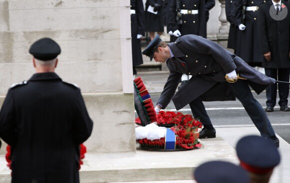 Le prince William dépose une gerbe sur le mémorial lors de la célébration du remembrance sunday le novembre 2014 au Cénotaphe de Whitehall, à Londres.