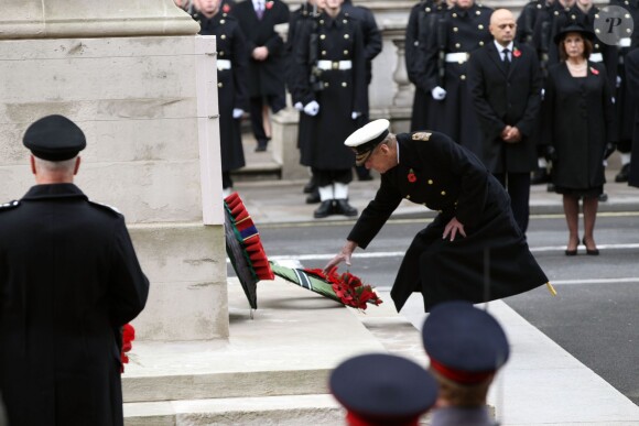 Le duc d'Edimbourg dépose une gerbe sur le mémorial lors de la célébration du remembrance sunday le novembre 2014 au Cénotaphe de Whitehall, à Londres.