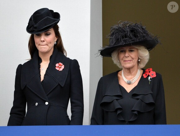 Kate Middleton et Camilla Parker Bowles au balcon du Bureau des Affaires étrangères et du Commonwealth lors de la célébration du remembrance sunday le  novembre 2014 au Cénotaphe de Whitehall, à Londres.