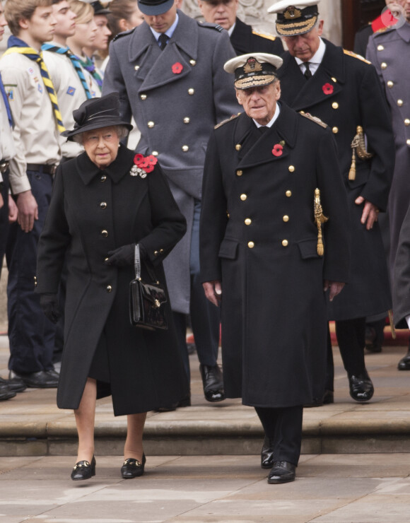 La reine Elizabeth II et le duc d'Edimbourg lors de la célébration du remembrance sunday le 09 novembre 2014 au Cénotaphe de Whitehall, à Londres.