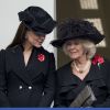 Kate Middleton, enceinte de son 2e enfant, au côté de Camilla Parker Bowles lors de la célébration du remembrance sunday le 09 novembre 2014 au Cénotaphe de Whitehall, à Londres.