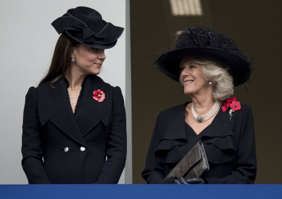 Kate Middleton, enceinte de son 2e enfant, au côté de Camilla Parker Bowles lors de la célébration du remembrance sunday le 09 novembre 2014 au Cénotaphe de Whitehall, à Londres.
