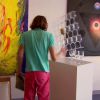 Patrick détruit une oeuvre d'art dans Mon incroyable fiancé - épisodes 9, 10 et 11, diffusés le vendredi 14 novembre 2014.