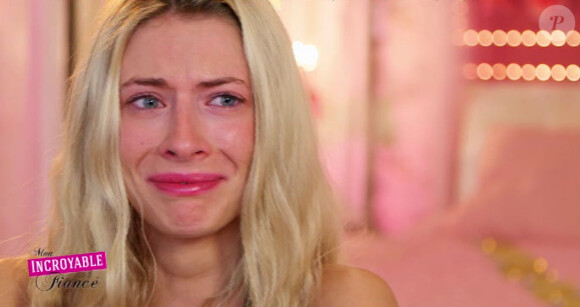 Clara, en larmes, dans Mon incroyable fiancé - épisodes 9, 10 et 11, diffusés le vendredi 14 novembre 2014.