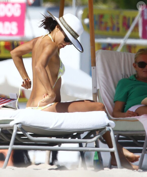 Exclusif - Eva Longoria, irrésistible en maillot, se dore la pilule à Miami. Le 7 novembre 2014.