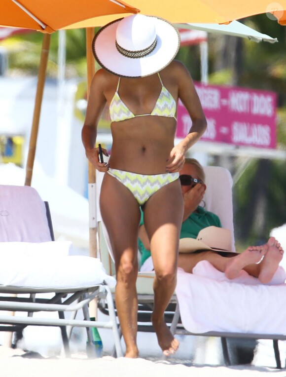 Exclusif - Eva Longoria se détend sur une plage de Miami. Le 7 novembre 2014.
