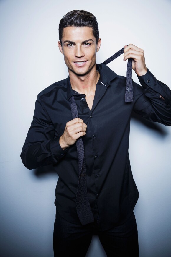 Le footballeur Cristiano Ronaldo joue les mannequins pour promouvoir sa ligne de chemises CR7 - novembre 2014. 