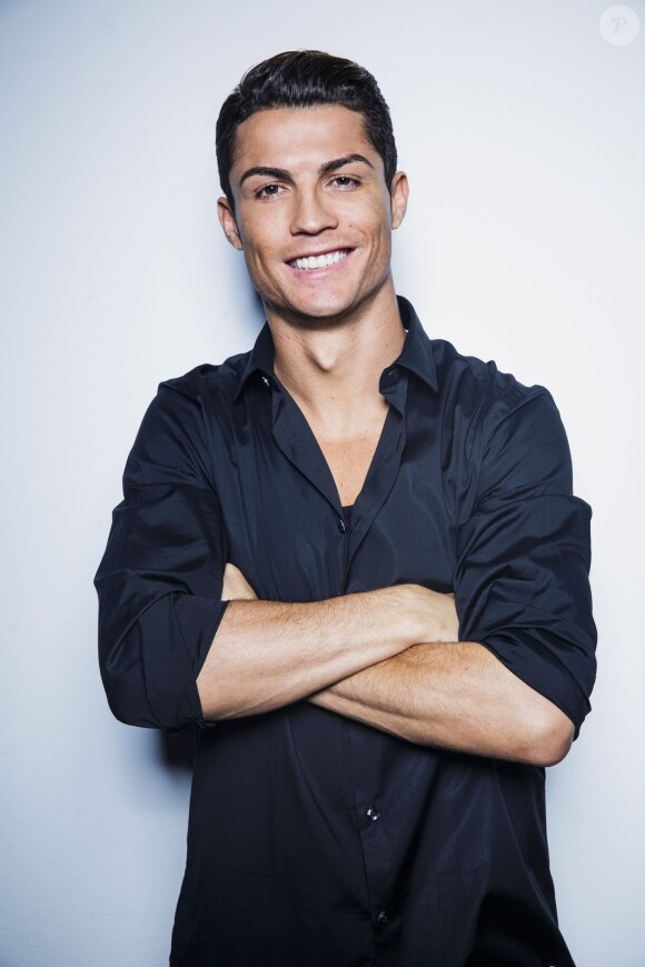 Cristiano Ronaldo joue les mannequins pour promouvoir sa ligne de chemises CR7 - novembre 2014. 