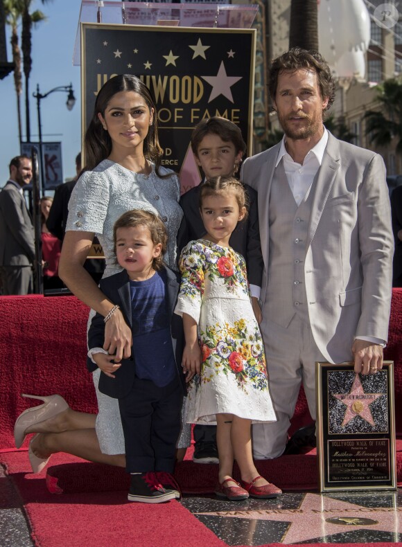 Matthew McConaughey et sa famille, Camila Alves, Levi McConaughey, Livingston McConaughey et Vida McConaughey sur le Hollywood Walk of Fame à Los Angeles, le 17 novembre 2014.