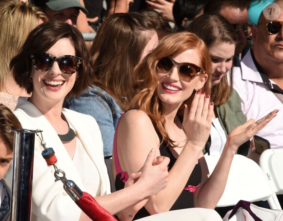 Anne Hathaway et Jessica Chastain sur le Hollywood Walk of Fame à Los Angeles, le 17 novembre 2014.