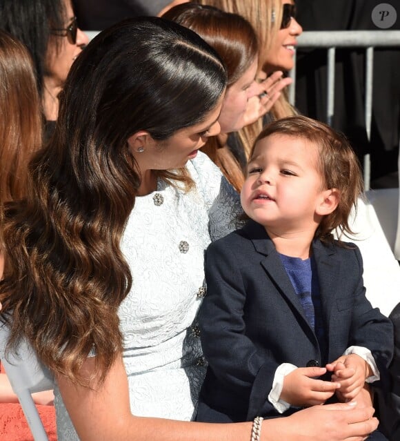 Camila Alves et ses enfants Livingston, Vida et Levi McConaughey sur le Hollywood Walk of Fame à Los Angeles, le 17 novembre 2014.