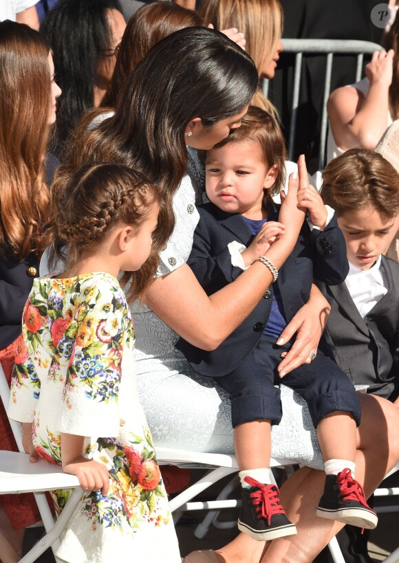 Camila Alves et ses enfants Livingston, Vida et Levi McConaughey sur le Hollywood Walk of Fame à Los Angeles, le 17 novembre 2014.