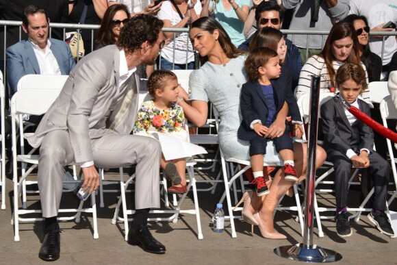 Matthew McConaughey, Camila Alves et leurs enfants sur le Hollywood Walk of Fame à Los Angeles, le 17 novembre 2014.