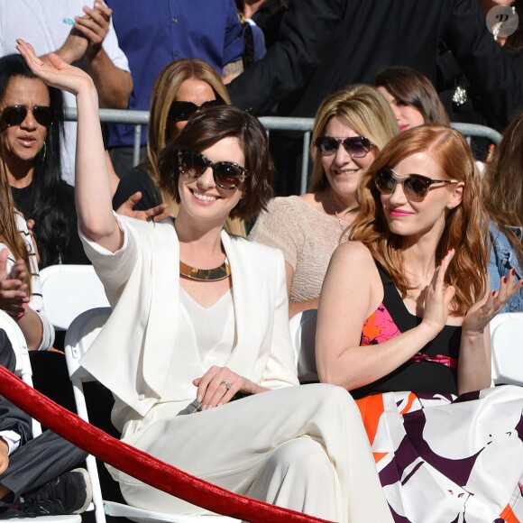 Anne Hathaway et Jessica Chastain sur le Hollywood Walk of Fame à Los Angeles, le 17 novembre 2014.