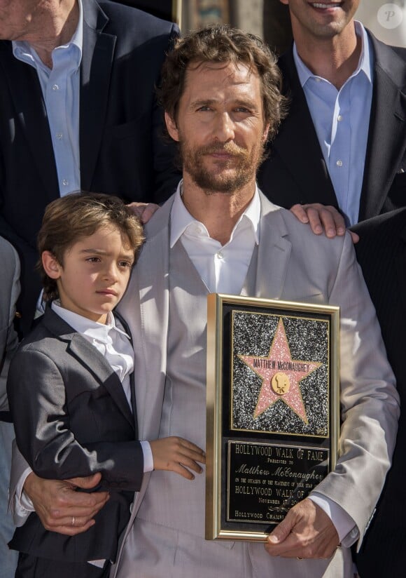 Matthew McConaughey et Levi sur le Hollywood Walk of Fame à Los Angeles, le 17 novembre 2014.