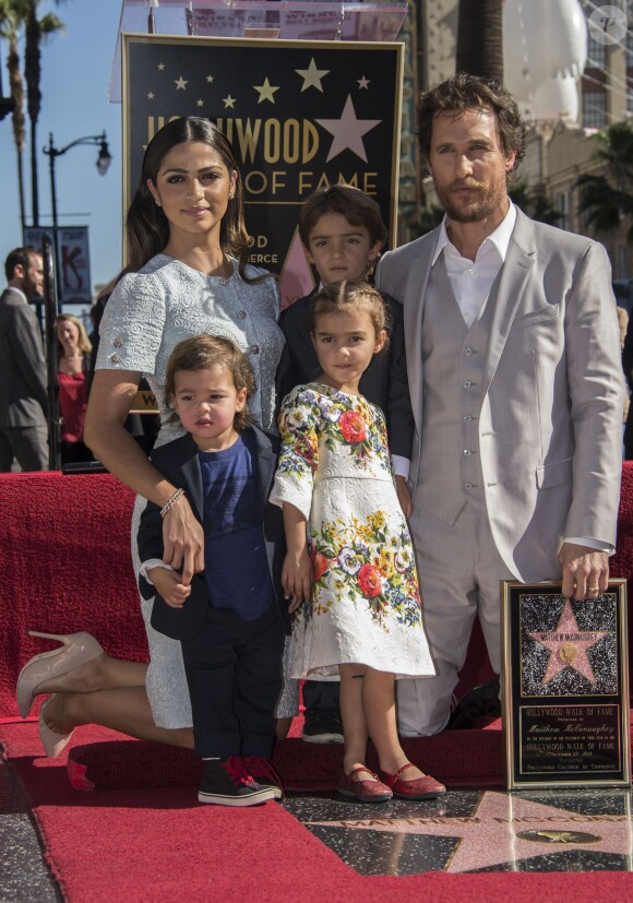 Matthew McConaughey et sa famille, Camila Alves, Levi McConaughey, Livingston McConaughey et Vida McConaughey sur le Hollywood Walk of Fame à Los Angeles, le 17 novembre 2014.