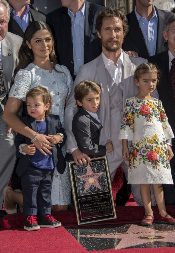 Matthew McConaughey et sa famille, Camila Alves, Levi McConaughey, Livingston McConaughey et Vida McConaughey sur le Hollywood Walk of Fame à Los Angeles, le 17 novembre 2014.