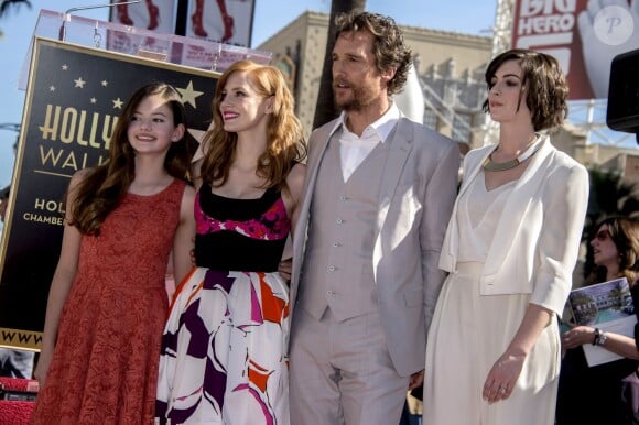 Mackenzie Foy, Jessica Chastain, Matthew McConaughey et Anne Hathaway sur le Hollywood Walk of Fame à Los Angeles, le 17 novembre 2014.