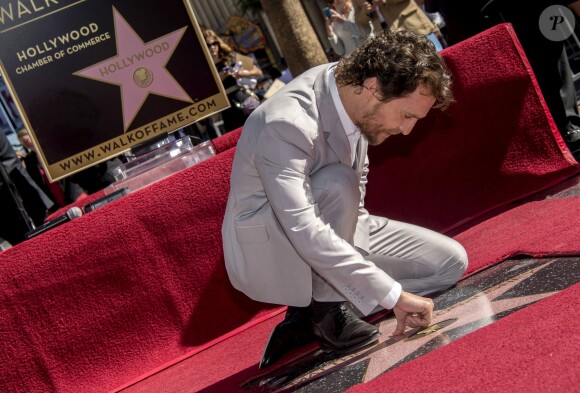 Matthew McConaughey reçoit son étoile sur le Hollywood Walk of Fame à Los Angeles, le 17 novembre 2014.