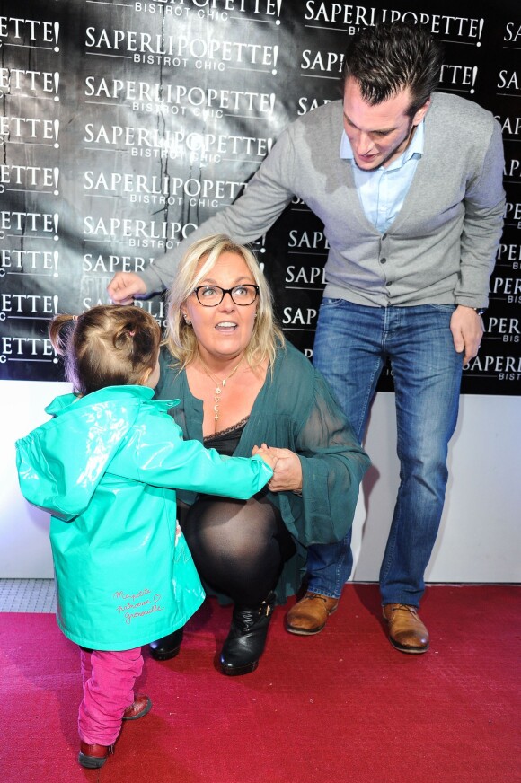 Norbert Tarayre, sa fille, et Valérie Damidot lors de l'inauguration du restaurant "Saperlipopette!" de Norbert Tarayre (Top Chef 3) à Puteaux, le 17 novembre 2014