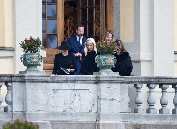 La princesse Victoria de Suède, le prince Haakon et la princesse Mette-Marit de Norvège lors des funérailles de la princesse Kristine Bernadotte en la chapelle du palais royal Drottningholm à Stockholm, le 15 novembre 2014.
