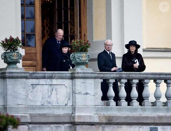 Le roi Harald V de Norvège et la reine Sonja, le roi Carl XVI Gustav de Suède et la reine Silvia lors des funérailles de la princesse Kristine Bernadotte en la chapelle du palais royal Drottningholm à Stockholm, le 15 novembre 2014.
