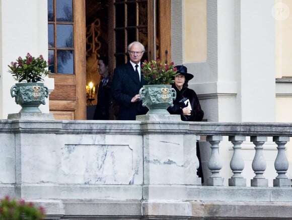 Le roi Carl XVI Gustaf de Suède et son épouse la reine Silvia lors des funérailles de la princesse Kristine Bernadotte en la chapelle du palais royal Drottningholm à Stockholm, le 15 novembre 2014.