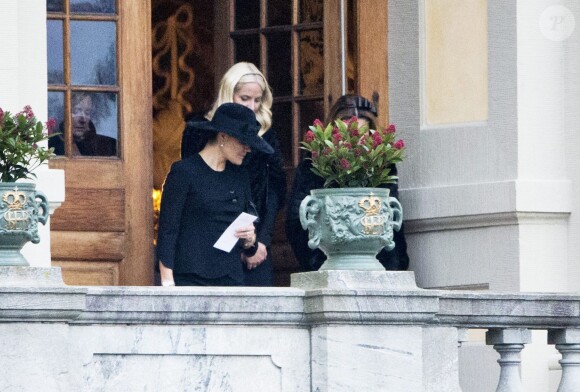 La princesse Victoria de Suède, la princesse Mette-Marit de Norvège lors des funérailles de la princesse Kristine Bernadotte en la chapelle du palais royal Drottningholm à Stockholm, le 15 novembre 2014.