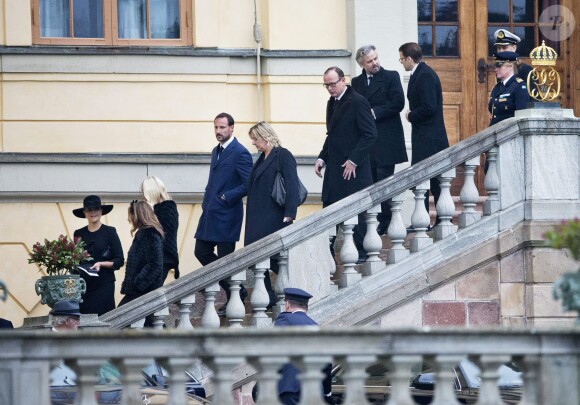 La princesse Victoria de Suède, la princesse Martha-Louise de Norvège, la princesse Mette-Marit de Norvège, le prince Haakon de Norvège, Ari Behn et le prince Daniel de Suède lors des funérailles de la princesse Kristine Bernadotte en la chapelle du palais royal Drottningholm à Stockholm, le 15 novembre 2014.