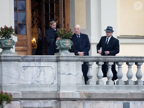 Le roi Harald V de Norvège, le roi Carl XVI Gustaf de Suède lors des funérailles de la princesse Kristine Bernadotte en la chapelle du palais royal Drottningholm à Stockholm, le 15 novembre 2014.