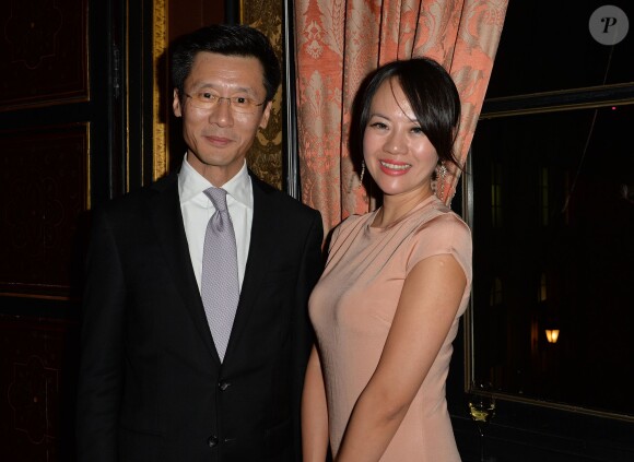Exclusif - Chen Dapeng (vice président de " China National Garment Association") et une amie - Cocktail Ruyi 2014 lors du sommet de la mode Franco-Chinois "Royal Ruyi" (discussion sur le futur chemin de la coopération franco-chinoise de la mode) par Ji Wenbo à l'hôtel d'Evreux Vendôme à Paris, le 13 novembre 2014.