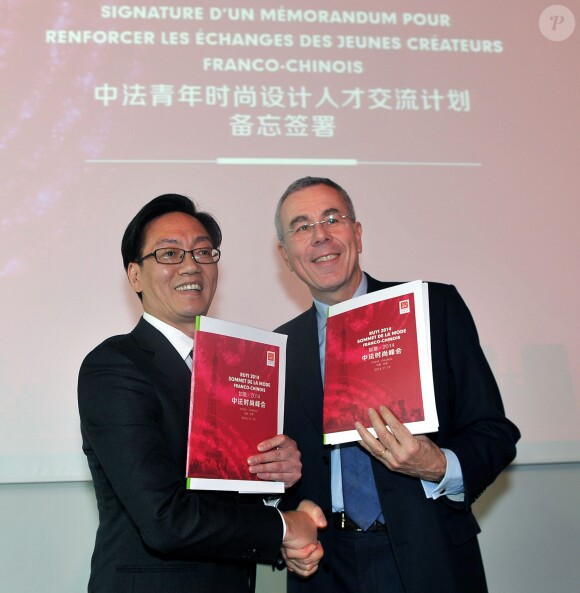 Exclusif - Nianhua Zheng (président du centre d'innovation de la Mode en Chine) et Dominique Jacomet (directeur général de l'Institut Français de la Mode IFM) - Signature d'un mémorandum pour renforcer les échanges franco-chinois des jeunes créateurs lors du sommet de la mode franco-chinois "Ruyi 2014" à Paris, le 13 novembre 2014.