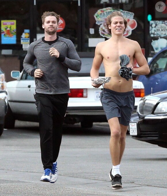 Exclusif - Patrick Schwarzenegger fait son jogging avec un ami à Los Angeles, le 18 novembre 2014. 