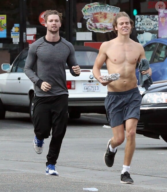 Exclusif - Patrick Schwarzenegger fait son jogging avec un ami dans les rues de Los Angeles, le 18 novembre 2014.