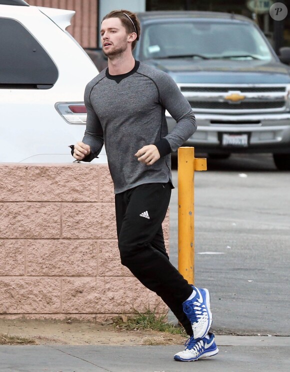 Exclusif - Patrick Schwarzenegger fait son jogging à Los Angeles, le 18 novembre 2014. 