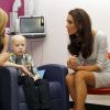 Kate Middleton, duchesse de Cambridge, lors de sa rencontre avec Fabian Bate, alors âgé de 9 ans et atteint d'une leucémie, le 29 septembre 2011 au cours d'une visite avec William au Royal Marsden Hospital dans le Surrey pour l'inauguration du Oak Centre. Quelques jours plus tard, elle avait écrit une lettre personnelle au jeune garçon, qui est décédé en novembre 2014.
