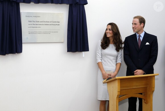 Le prince William et la duchesse Catherine le 29 septembre 2011 au Royal Marsden Hospital dans le Surrey pour l'inauguration du Oak Centre pour les jeunes cancéreux.