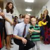 Le prince William avec un jeune patient lors de sa visite avec la duchesse Catherine le 29 septembre 2011 au Royal Marsden Hospital dans le Surrey pour l'inauguration du Oak Centre pour les jeunes cancéreux.