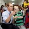 Le prince William avec un jeune patient lors de sa visite avec la duchesse Catherine le 29 septembre 2011 au Royal Marsden Hospital dans le Surrey pour l'inauguration du Oak Centre pour les jeunes cancéreux.
